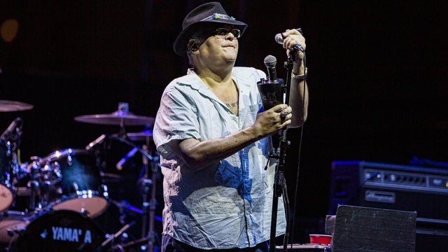 Blues Traveler singer John Popper hurt in tour bus crash near Winona, Minn.