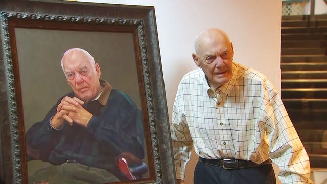 Portrait of legendary Vikings coach Bud Grant presented to historical society
