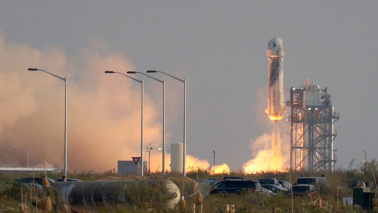 Blue Origin flight: Michael Strahan, 5 others to launch into space - Vimarsana News