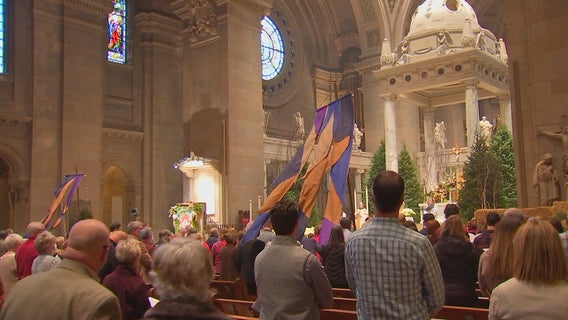 Omicron keeps some Minnesota worshippers at home on Christmas