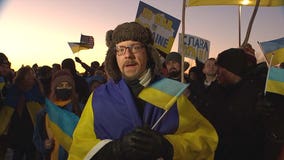 Minnesota community rallies for peace in Ukraine, lights up in support