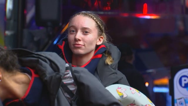 Paige Bueckers, UConn arrive in Minneapolis for Women's Final Four