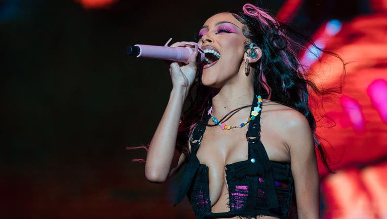 Professor, students reevaluate burnout after Doja Cat quits music - The  Daily Illini