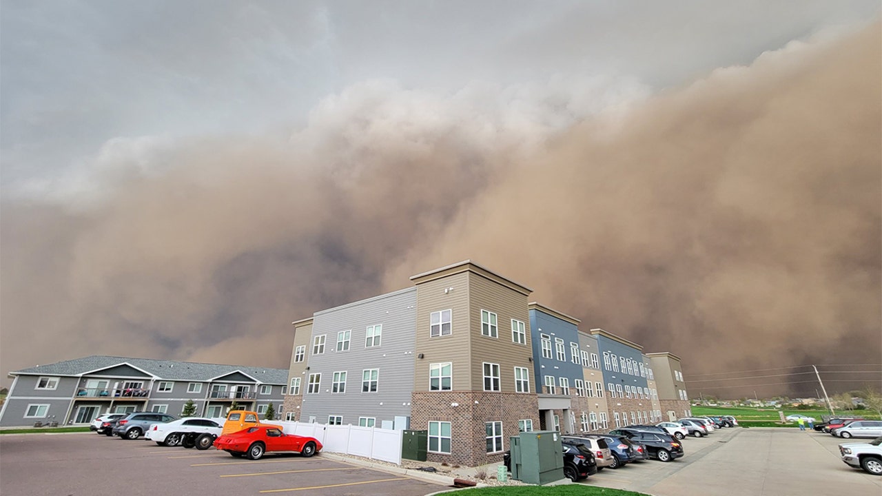 Photographer captures wall of dust in South Dakota as storm approaches
