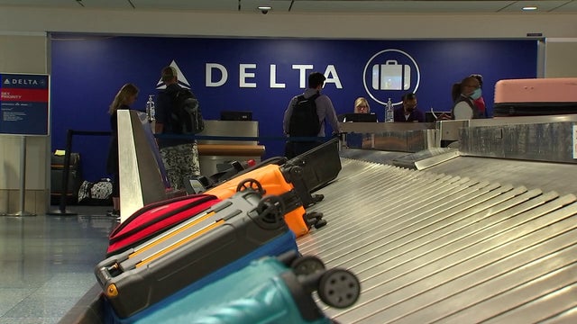 Delta flight cancellations cause trouble for holiday travelers