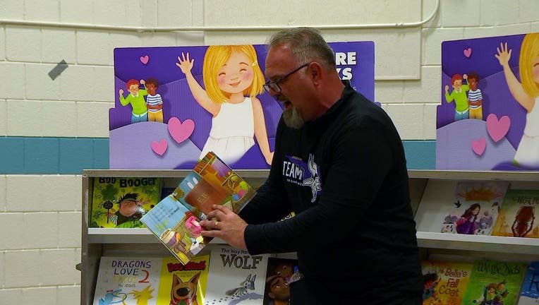 Greg Manusky reading a book to kids