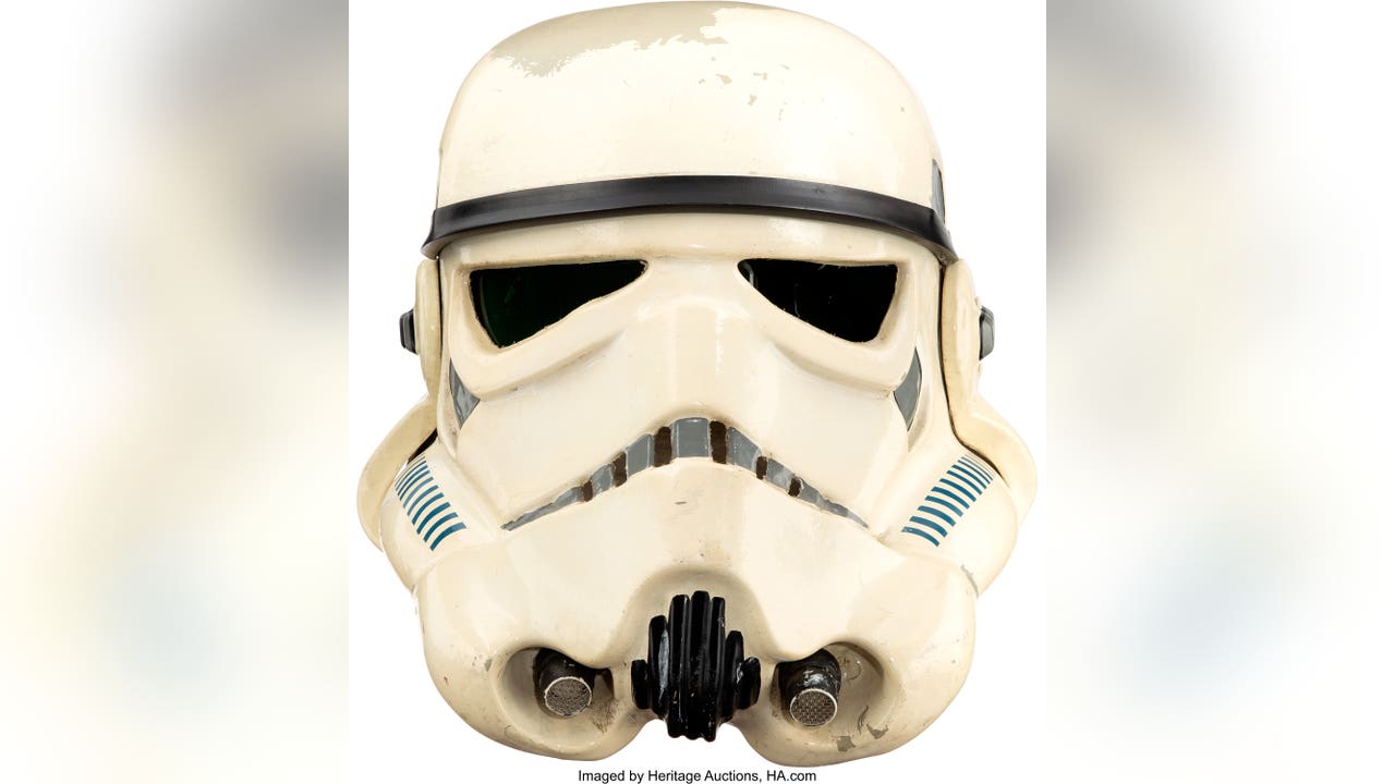 voordeel Herenhuis Universeel Stormtrooper helmet, blaster from original 'Star Wars' film to be auctioned