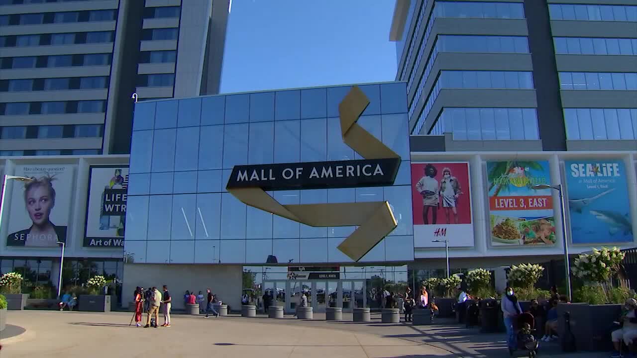 Man charged for robbing Mall of America stores with rifle