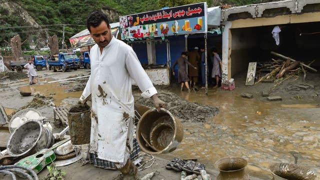 Pakistan counts nearly 1,000 dead in monsoon flooding