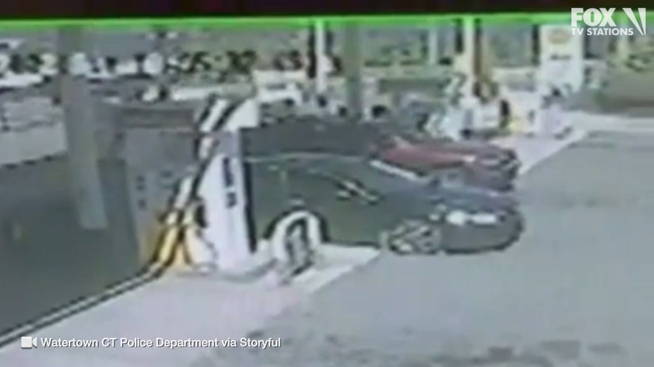 Watch_Suspect_steals_car_at_gas_station_-62fb87f5ffeabb73e05c3206_Aug_16_2022_12_08_37.00_00_02_26.Still001