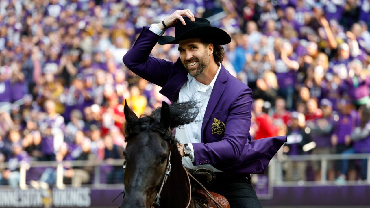Jared Allen enters Vikings Ring of Honor ceremony riding a horse