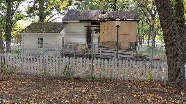 Crews install second, taller metal fence around Minneapolis historic home following 3 fires