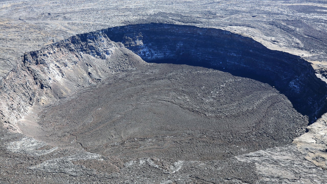 Mauna Loa: What to know about Hawaii's largest volcano as it