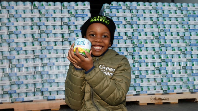 Tariq 'the corn kid' donates 50,000 cans of corn to NYC food bank