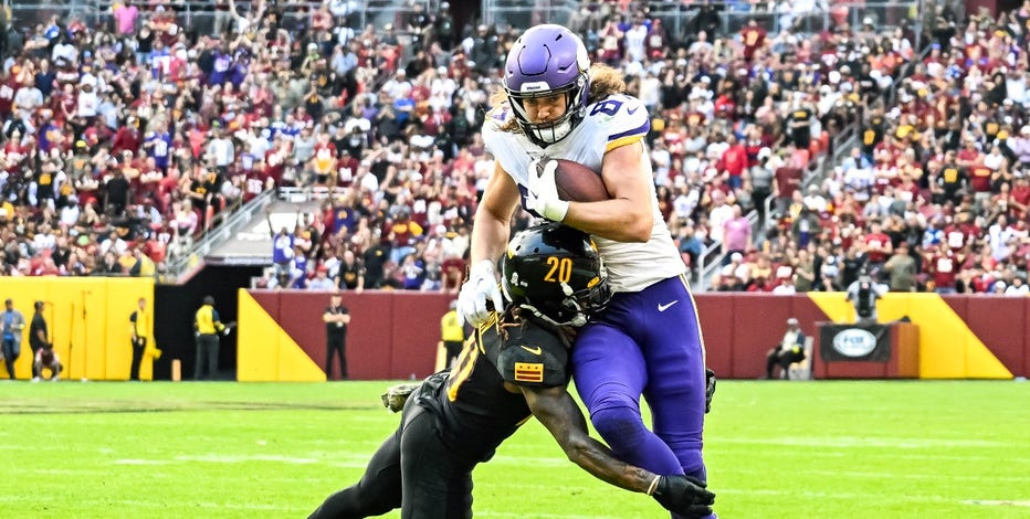 LANDOVER, MD - NOVEMBER 06: Minnesota Vikings tight end T.J. Hockenson (87)  makes a reception against Washington Commanders safety Bobby McCain (20)  during the NFL game between the Minnesota Vikings and the