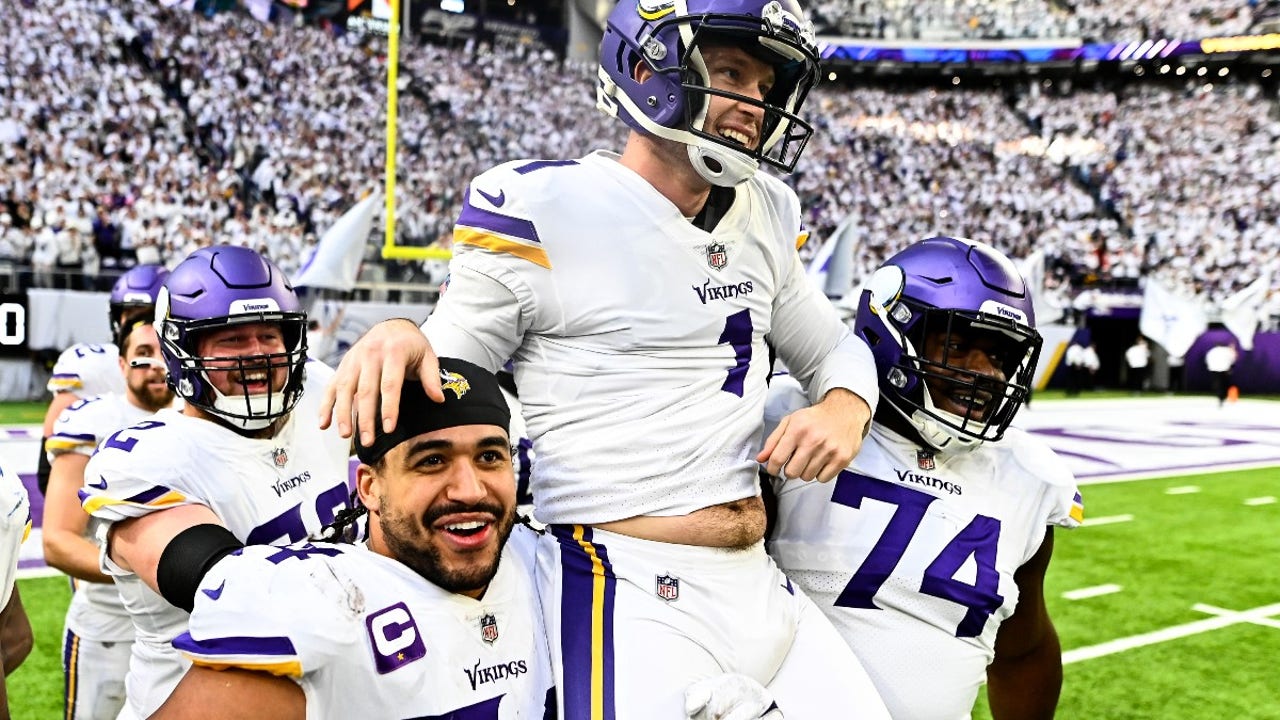 See The Minnesota Vikings White-Out Helmets For XMas Eve