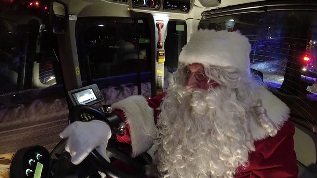 Santa parade in Chaska goes on through harsh winter weather