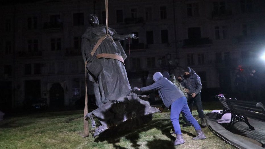 Statue of Russian empress Catherine the Great removed in Ukrainian city of Odesa - FOX 9 Minneapolis-St. Paul