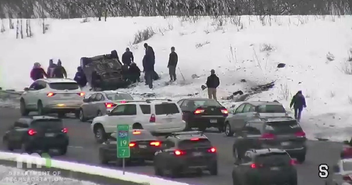 Video: Good Samaritans rush to help after rollover crash on I-35W in ...