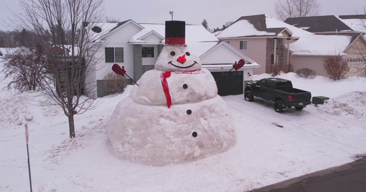 30-foot-tall snowman made by Buffalo, Minn. family becomes 