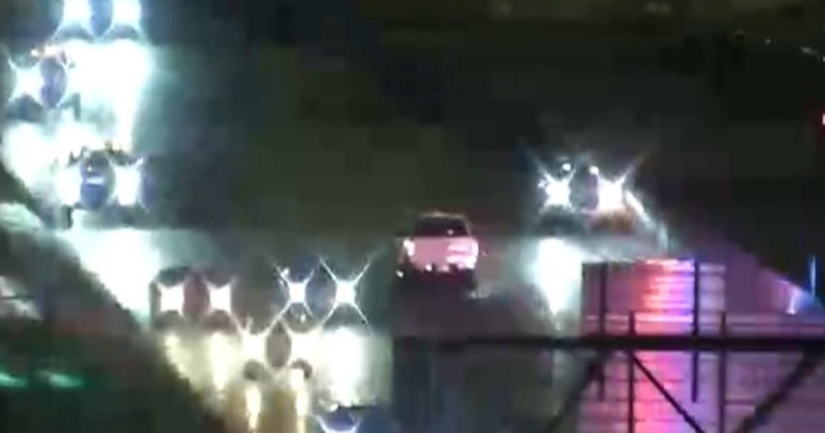 Police chase video: 2 suspects sought after fleeing police, carjacking ...