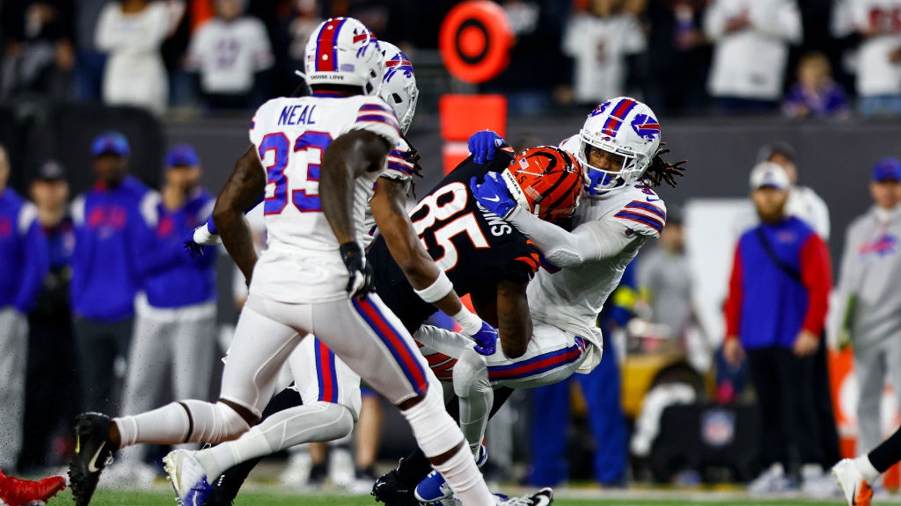 Damar Hamlin leaves Bengals - Bills in ambulance after terrifying