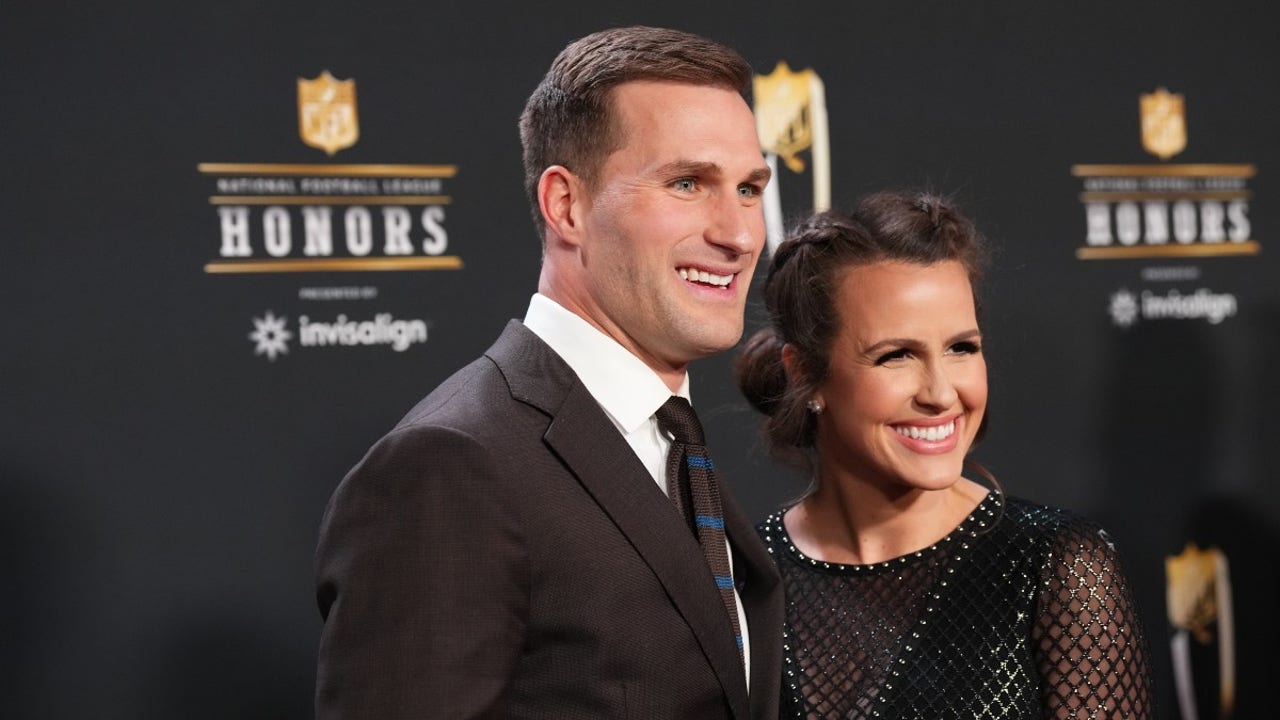 Vikings QB Kirk Cousins odes to Tom Brady, in chains, at NFL Honors show
