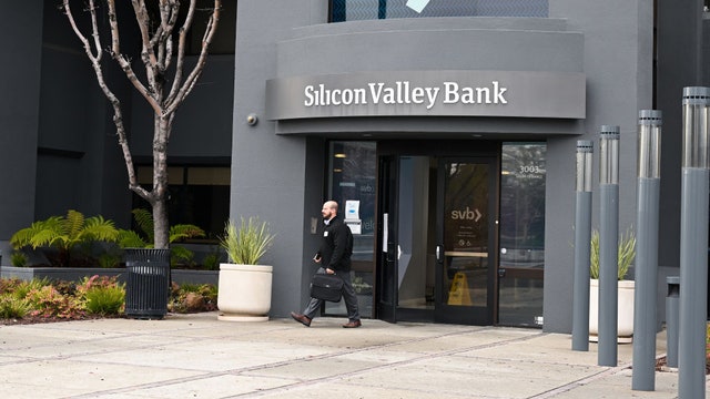 Biden tells US to have confidence in banks after 2 collapse