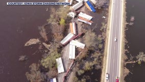 Derailment sends 2 cars in Mississippi River near De Soto, Wisconsin