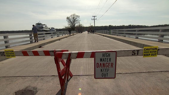 'Flooding tourism' benefits one riverfront business