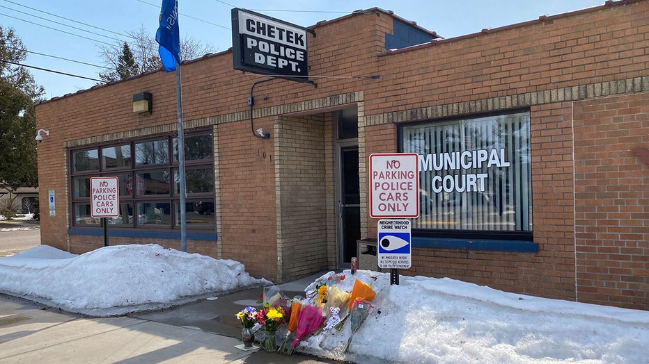Flowers laid outside the police department in Chetek, Wiss. on Sunday. (FOX 9) 