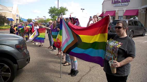 Drag story time at Chaska boutique draws huge crowd, protesters