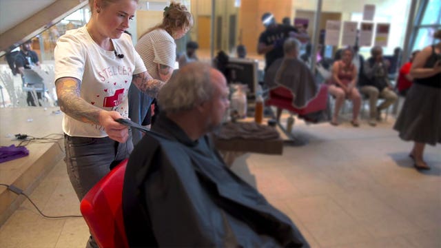 Shear kindness: Hairstylist offers free haircuts to homeless at Minneapolis Central Library