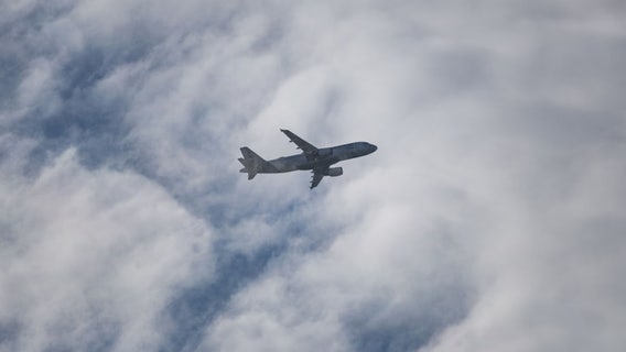 Frustrated Lufthansa pilot flies plane in 15-mile long penis pattern after being diverted to different airport