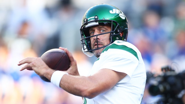 Aaron Rodgers throws first TD pass with the Jets