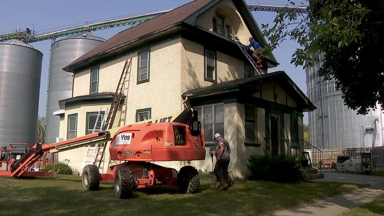 Community helps repair fire-damaged home of former Brownton mayor battling cancer - Vimarsana News