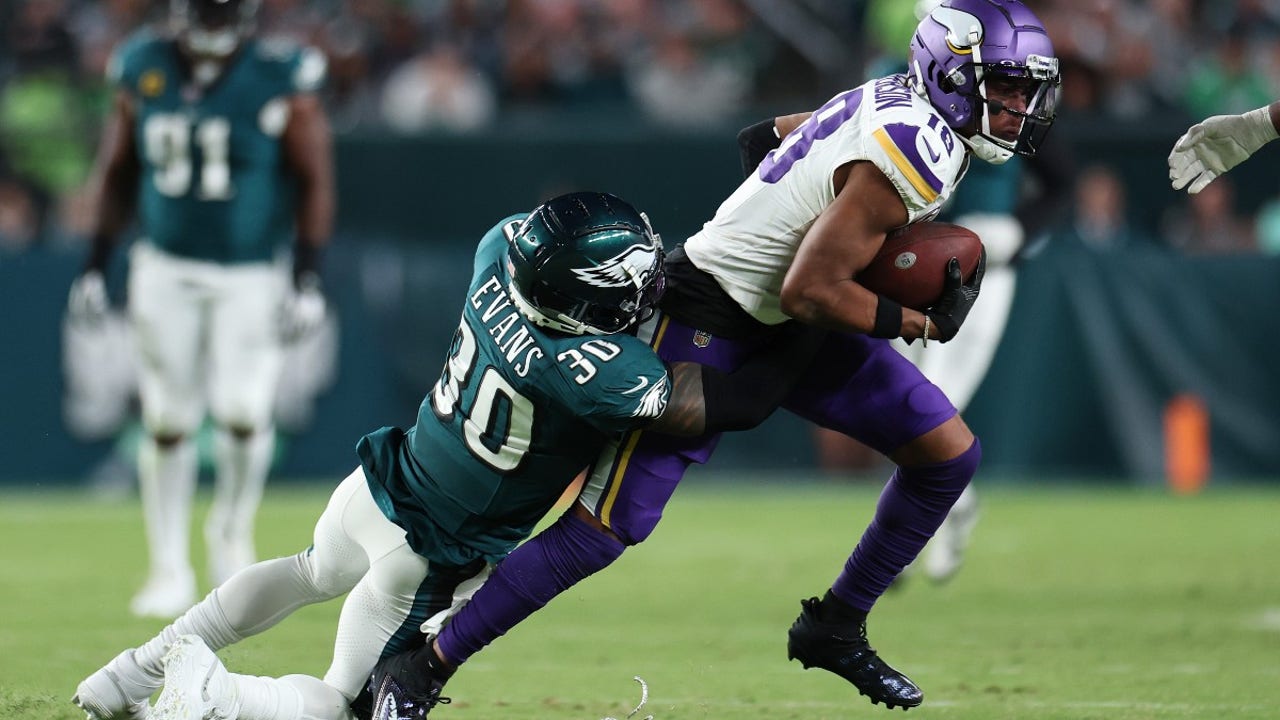Vikings WR Justin Jefferson tosses broken chain to sideline in loss to  Eagles