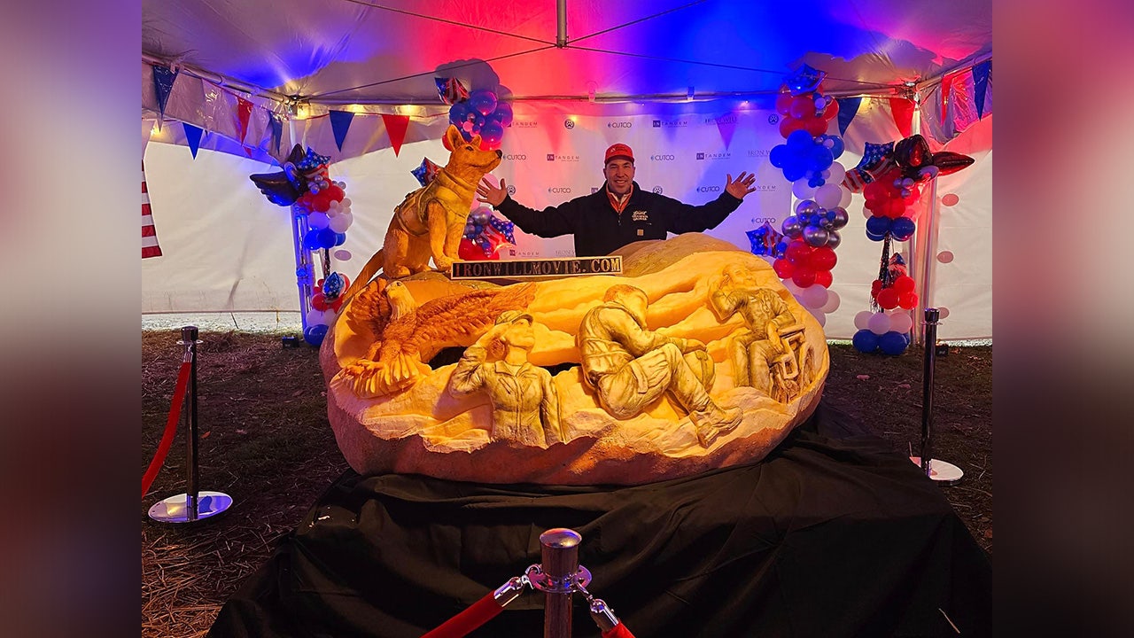 インパラオブジェ World record Minnesota-grown pumpkin carved in New York to honor