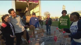 Minnesota Vikings’ Bynum hosts turkey giveaway in Burnsville despite visa issues