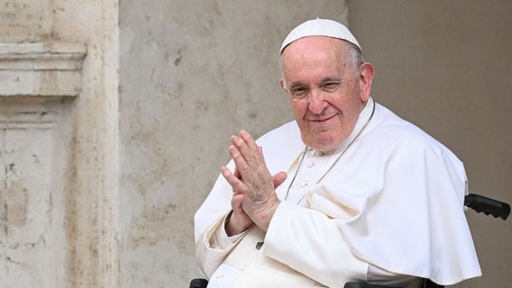Pope Francis says he has acute bronchitis, will avoid traveling