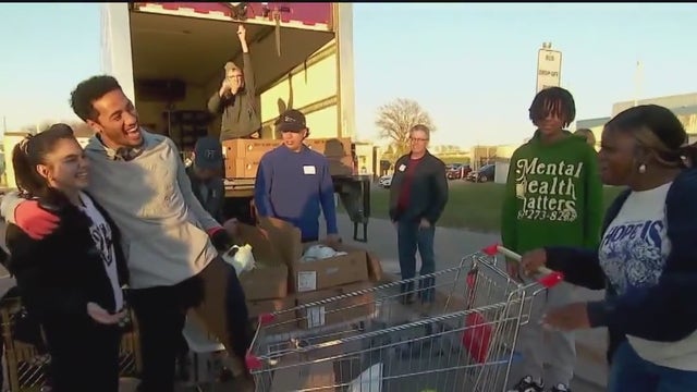 Minnesota Vikings’ Bynum hosts turkey giveaway in Burnsville despite visa issues