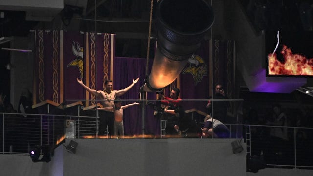 Vikings QB Kirk Cousins (shirtless) leads ‘Skol’ chant before facing Packers