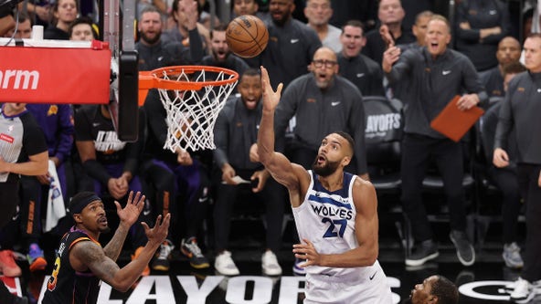 Rudy Gobert gets away with first quarter travel in Wolves Game 3 at Suns