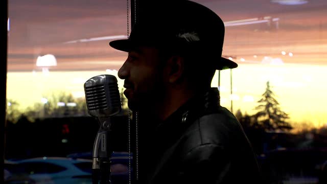 For grocery store crooner, talent is in the bag