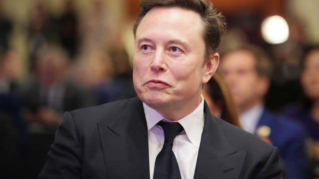 Elon Musk gives away $1M checks at Wisconsin town hall