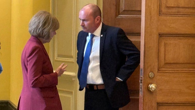 Sen. Tina Smith confronts Sen. Mike Lee over MN lawmaker shooting comments