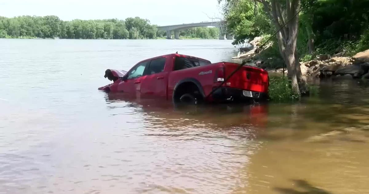 Couple saves driver from sinking car in Mississippi River | FOX 9 ...
