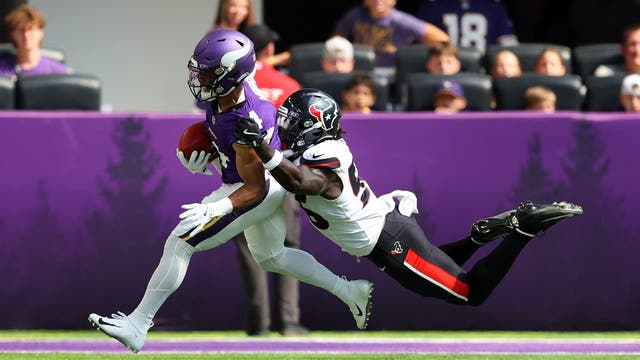 Vikings WR Rondale Moore suffers season-ending knee injury
