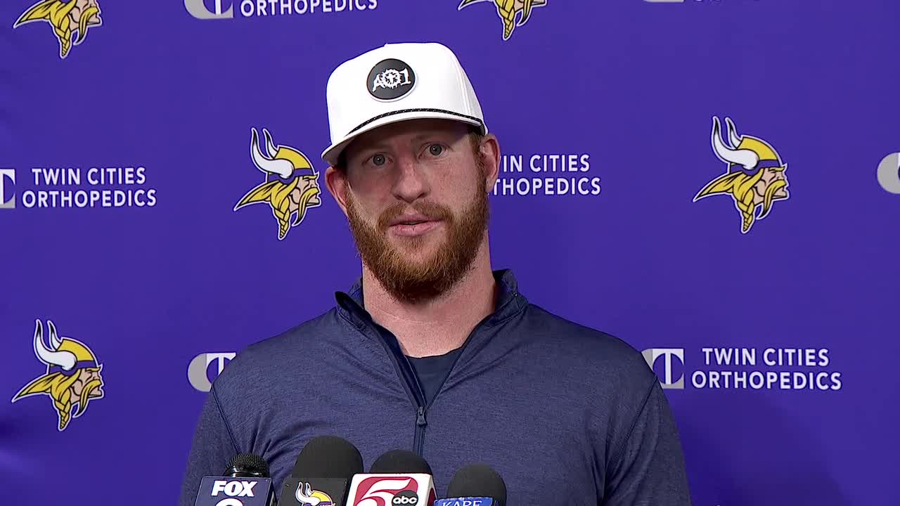 Vikings re-sign quarterback Carson Wentz