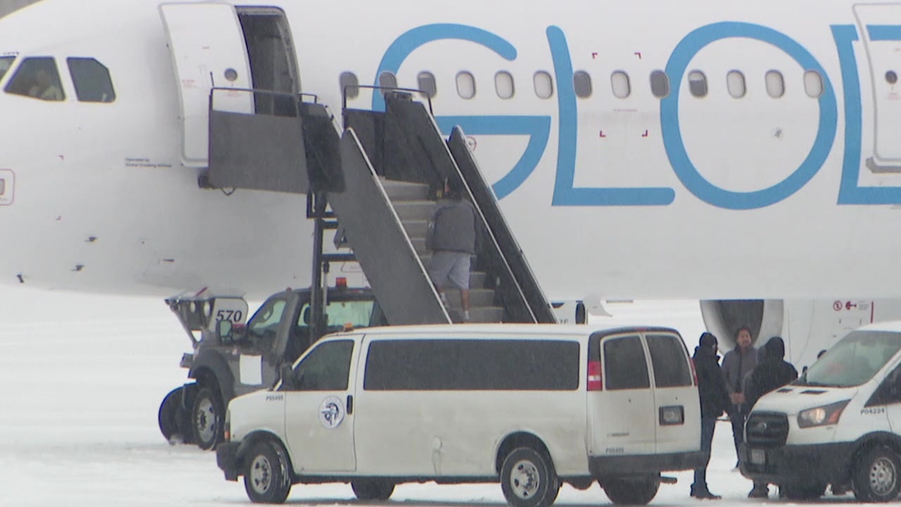 Alleged ICE flight at MSP Airport seen loading possible detainees